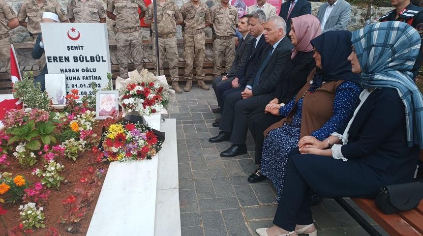 Şehit Eren Bülbül, kabri başında anıldı