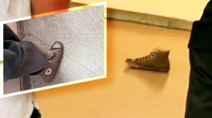 Müzede ilginç görüntüler! Ayakkabısını çıkarıp kenara koydu, eser sandılar!