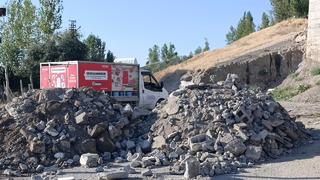 Hafriyat dökerek yolu kapattı! ‘Muhatap bulamadığım için yolu kapattım’ dedi