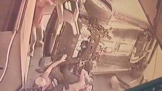 Ölümle burun buruna geldiler! Kontrolden çıkan otomobil dükkanın önünde oturanlara daldı