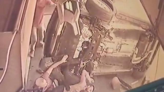 Ölümle burun buruna geldiler! Kontrolden çıkan otomobil dükkanın önünde oturanlara daldı