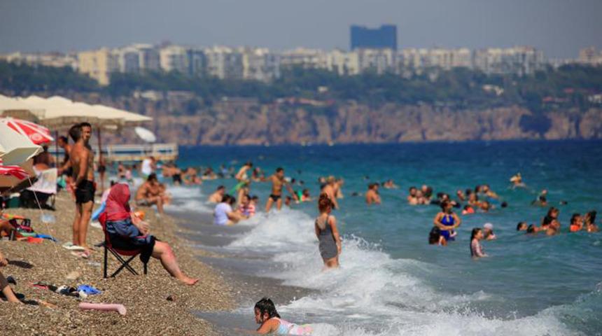 Sıcaklar kavuruyor! Şortunu alan denize koştu! Termometreler 41 dereceyi gösterdi