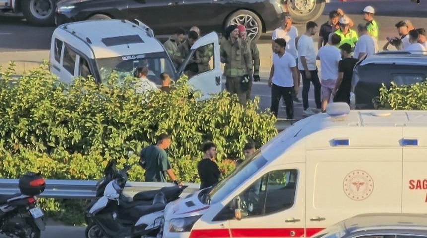 Bağcılar'da arıza yapan aracın yanında bekleyenlere başka araç çarptı! Yaralılar var