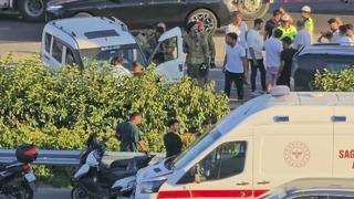 Bağcılar'da arıza yapan aracın yanında bekleyenlere başka araç çarptı! Yaralılar var