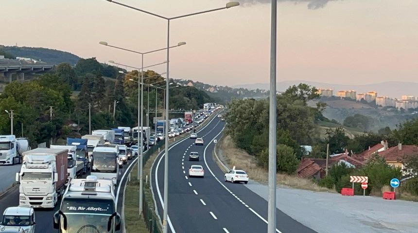 Bolu'da İstanbul istikametinde kilometrelerce araç kuyruğu oluştu