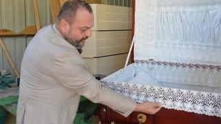 30 yıllık hayalini gerçekleştirdi! 'Merasim tabutu' üretip satmaya başladı: Bazı insanlar sevdiği markadan esinlenmiş bir tabutla uğurlanmak istiyorlar
