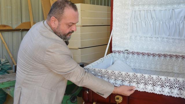 30 yıllık hayalini gerçekleştirdi! 'Merasim tabutu' üretip satmaya başladı: Bazı insanlar sevdiği markadan esinlenmiş bir tabutla uğurlanmak istiyorlar
