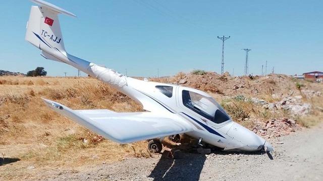 Çanakkale'de eğitim uçağı motor arızası nedeniyle acil iniş yaptı! Pilotların durumu iyi