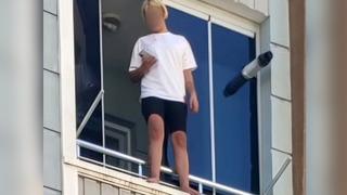 Ekipleri harekete geçiren görüntü! Balkonda intihar girişimi