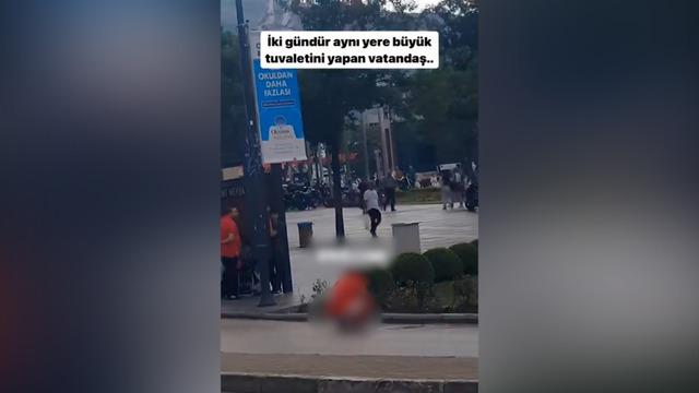 Bursa’da görenleri hayrete düşürdü! Kent meydanı önünde tuvaletini yaptı