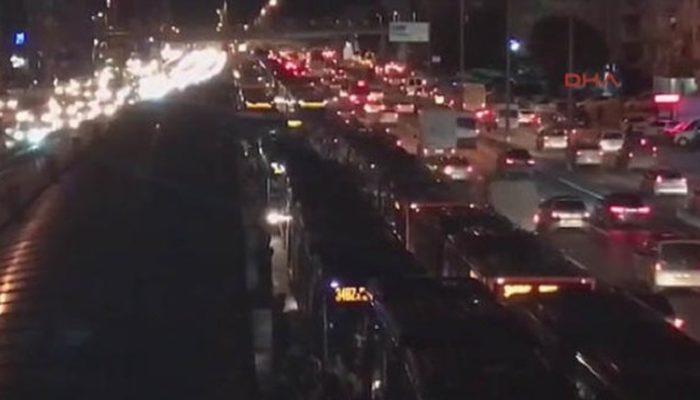 İstanbul'da metrobüs isyanı! Yolu trafiğe kapattılar