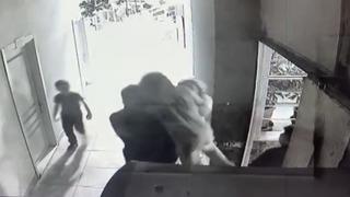 Görüntüler tepki çekti! 8 yaşındaki çocuğunu havaya kaldırıp yere fırlattı! Gözaltına alındı