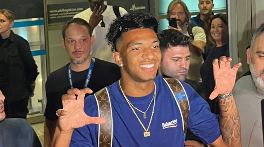 Beşiktaş’ın yeni transferi Cher Ndour İstanbul’a geldi