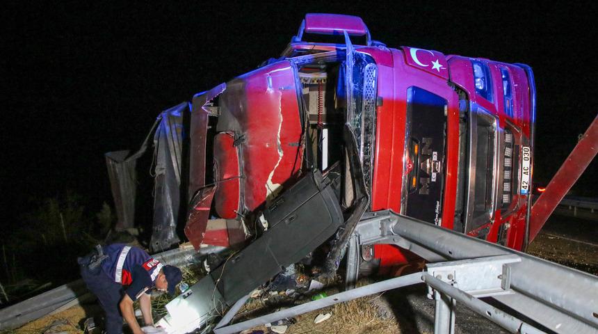 Uşak'ta devrilen mısır yüklü tırın sürücüsü yaralandı