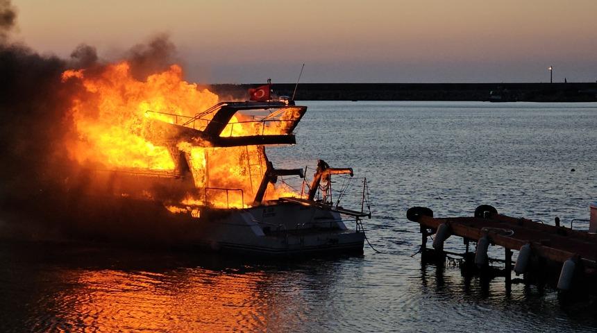 Lüks tekne ve otobüs aynı anda alev alev yandı! Alacak kavgası sebebiyle kundaklandığı ortaya çıktı