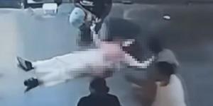 Eşini sokak ortasında &ouml;ld&uuml;rd&uuml;! Vatandaşlar saldırganı yakalayarak darbetti  