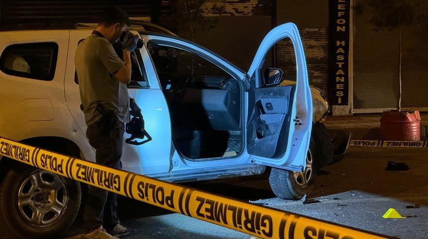 Yayalara çarpan otomobile taş ve silahla saldırdılar! Yaralılar var