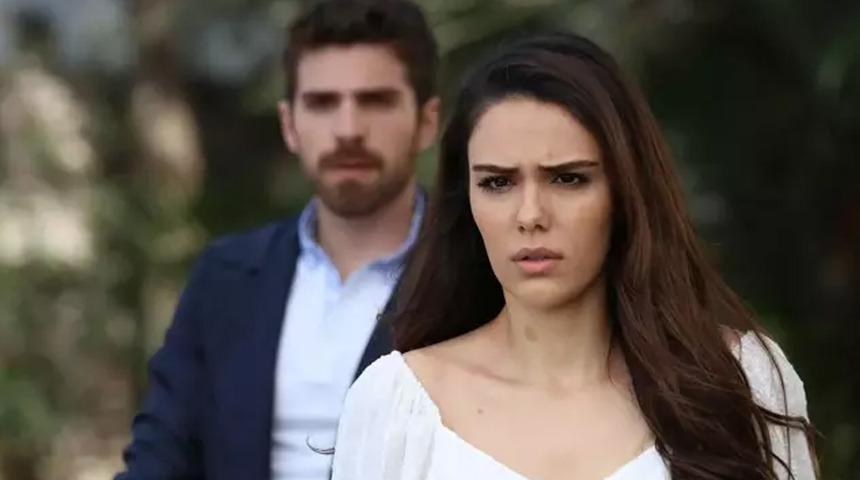 Üç Kız Kardeş'in 'Türkan'ı Özgü Kaya'dan iddialı poz! Göğüslerini saçlarıyla kapadı