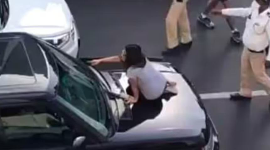 Kocasını başka bir kadınla yakaladı! Trafiği birbirine kattı... Kapıları açmak istedi olmayınca kaputun üzerine çıktı