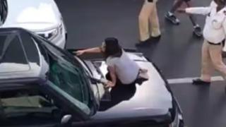 Kocasını başka bir kadınla yakaladı! Trafiği birbirine kattı... Kapıları açmak istedi olmayınca kaputun üzerine çıktı