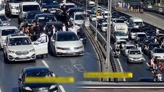 Tepki çeken görüntüler! İstanbul'un ortasında E-5'i kapatıp halay çektiler