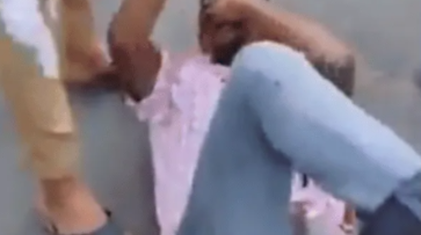 Tacizciye kemerle meydan dayağı! Lise öğrencisini taciz ettiği iddia edildi... Dayak yediği anlar saniye saniye kamerada