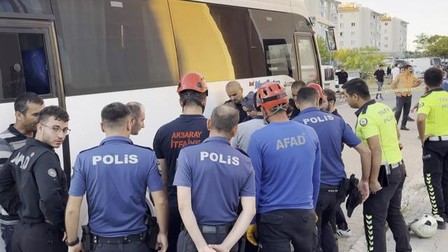 Aksaray'da korkunç olay! Anneanne ve 2 yaşındaki torunu servis minibüsü altında kalarak can verdi