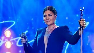 Sibel Can'ın konser tarzı dile düştü! Göğüs detayına bir bakan bir daha baktı