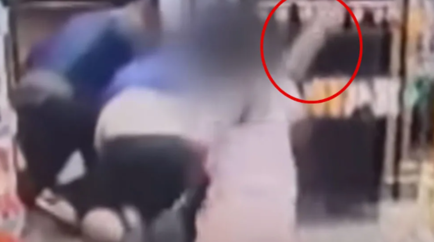 Baba ve 8 yaşındaki kızı dükkanlarına giren hırsıza dersini verdi! O anlar saniye saniye güvenlik kamerasına yansıdı