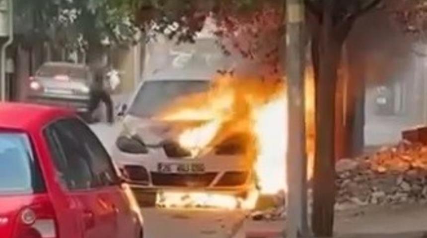 Park halindeki araç alevlere teslim oldu