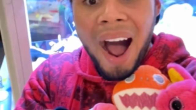 Mıknatısla oyun makinesini kandırdı! Yurt dışında çekilen görüntüler sosyal medyada çok konuşuldu... Sıra Türkiye'de