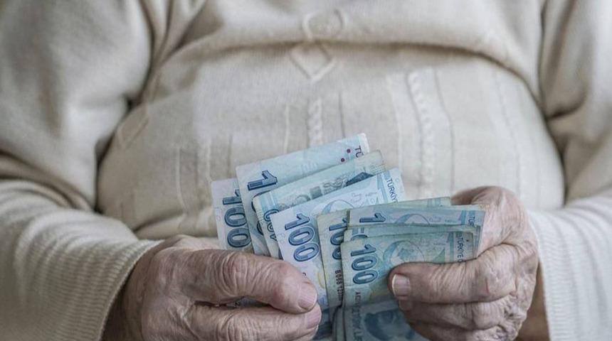 Emeklinin gözü ocak ayı zammına çevrildi! SGK Uzmanı net rakamı verdi 