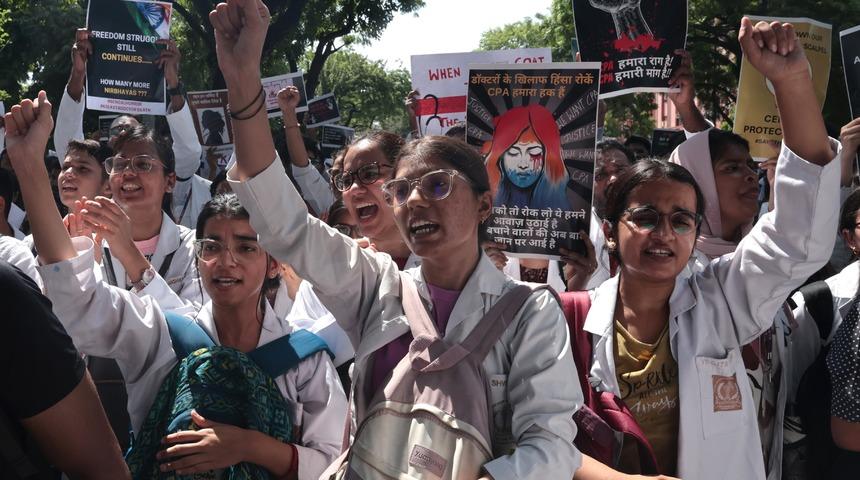 Hindistan'ı karıştıran olay! Doktor cinsel saldırının ardından öldürüldü! 1 milyondan fazla doktor iş bırakıyor