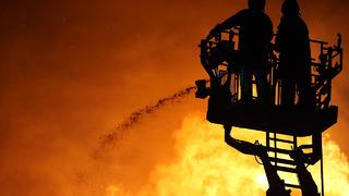 İzmir yangın kabusunu yaşıyor! Alevler yerleşim yerlerine ulaştı! Bakan Yumaklı yangının çıkış nedenini açıkladı