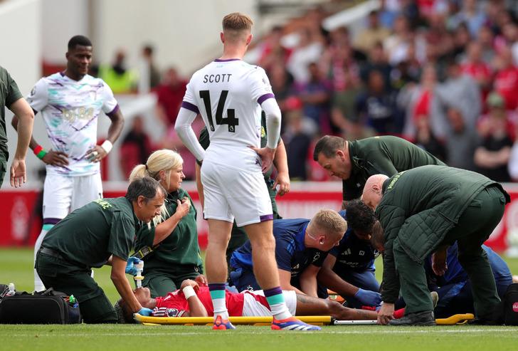 Premier Lig'de korkunç sakatlık! Nottingham Forest'ın Brezilyalı oyuncusu Danilo ilk maçta ayağını kırdı... Tribünler ve oyuncular gözyaşlarını tutamadı G4