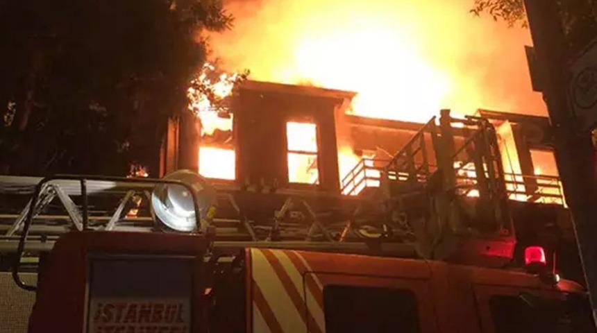 Büyükada'da iki katlı binada yangın! Takviye ekipler de müdahale etti