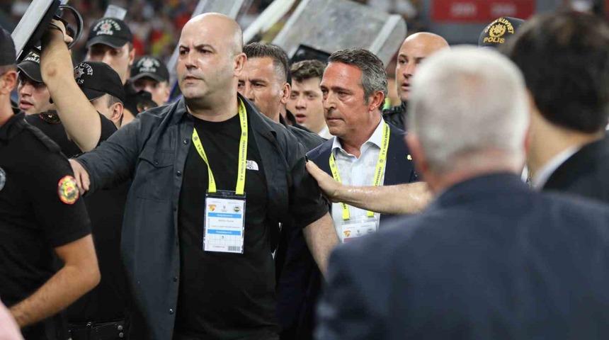 Göztepe maçında yere düşürülmüştü! Ali Koç olayların ardından ilk kez konuştu... Sahaya girme sebebini böyle açıkladı