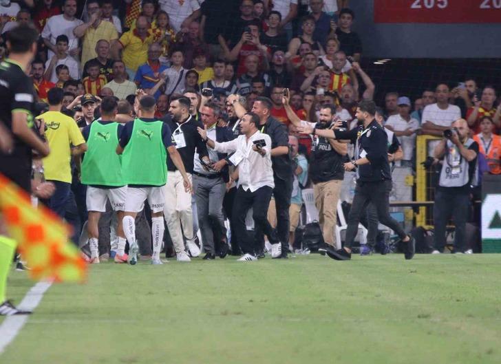 SON DAKİKA: İzmir'de tribünlere desteğe giden Ali Koç'a saldırı! Büyük skandal... Tribünlere desteğe giden Koç'a arkadan saldırdı, yere düşürdü! Hakem maçı yarıda kesti G5