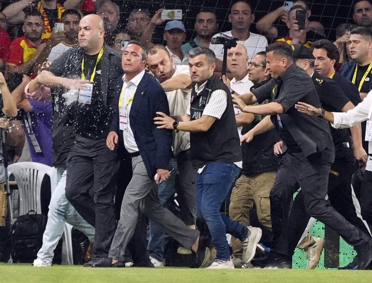 SON DAKİKA: İzmir'de tribünlere desteğe giden Ali Koç'a saldırı! Büyük skandal... Tribünlere desteğe giden Koç'a arkadan saldırdı, yere düşürdü! Hakem maçı yarıda kesti G1