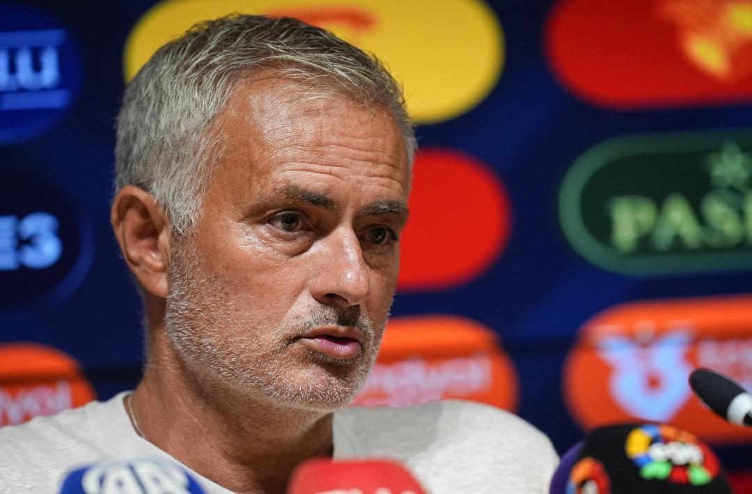 İzmir'deki puan kaybında fatura Mourinho'ya kesildi! Spor yazarlarından sert s&ouml;zler: Adeta intihar etti! İzahı yok!