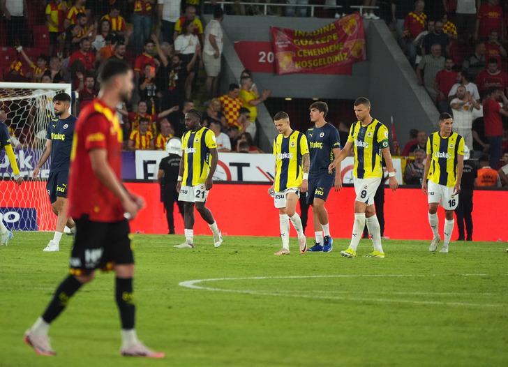 İzmir'deki puan kaybında fatura Mourinho'ya kesildi! Spor yazarlarından sert sözler: Adeta intihar etti! İzahı yok! G2