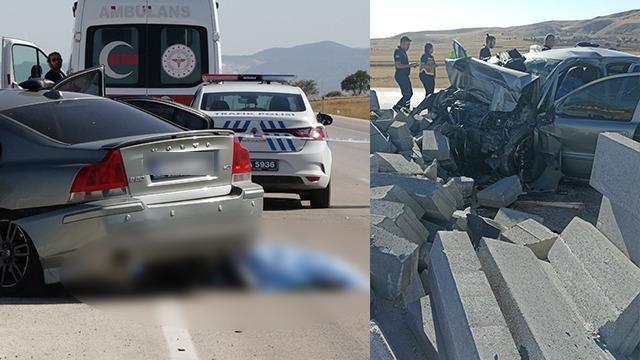 Burdur'da feci kaza! Otomobil, bordür taşı yığınına çarptı: 2 ölü, 1 yaralı
