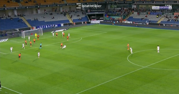 Başakşehir'de Figueiredo, orta sahadan inanılmaz bir gol attı! Futbol sahalarında ender rastlanacak cinsten... G2