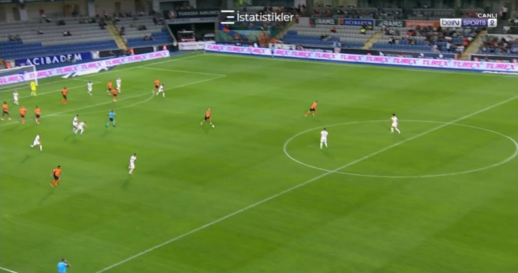 Başakşehir'de Figueiredo, orta sahadan inanılmaz bir gol attı! Futbol sahalarında ender rastlanacak cinsten... G5