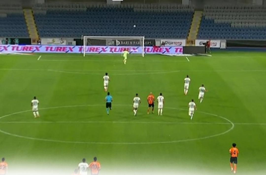 Başakşehir'de Figueiredo, orta sahadan inanılmaz bir gol attı! Futbol sahalarında ender rastlanacak cinsten...