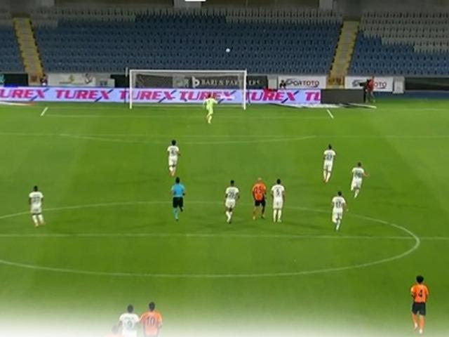 Başakşehir'de Figueiredo, orta sahadan inanılmaz bir gol attı! Futbol sahalarında ender rastlanacak cinsten...