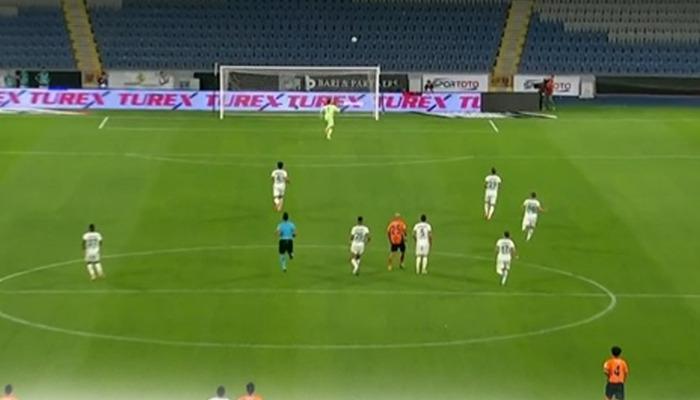 Başakşehir'de Figueiredo, orta sahadan inanılmaz bir gol attı!