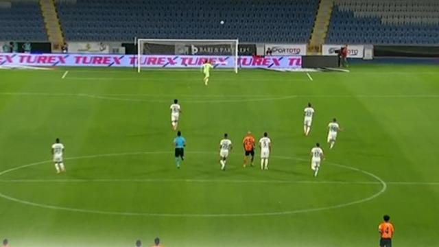 Başakşehir'de Figueiredo, orta sahadan inanılmaz bir gol attı! Futbol sahalarında ender rastlanacak cinsten...
