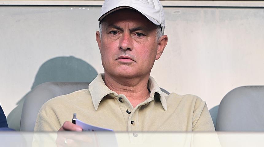 Jose Mourinho, Başakşehir-Alanyaspor maçını tribünden takip etti! Aldığı notlar sosyal medyada gündem oldu