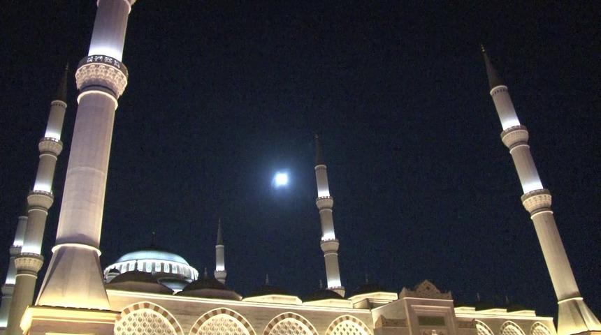 İstanbullular manzaraya doydu! Süper Ay göz kamaştırdı